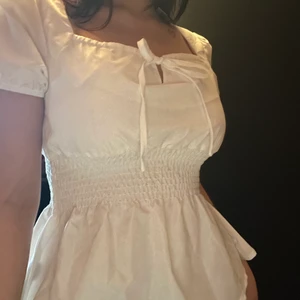 Vit topp - Säljer denna vita toppen då den inte satt så bra på mig enligt mig själv