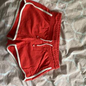 Dessa shorts är röda med vita sträck. Shorts är i storleken 158 till 164. De är i ett bra sick av den anledningen att jag inte har använt de mycket.