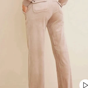 Juicy couture byxor - Säljer mina juicy couture byxor i färgen beige.