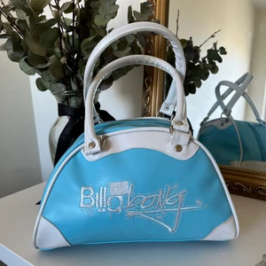 Ljusblå väska med vita detaljer - Väska som söker nytt hem. Den är aldrig använd av mig, men är köppt secondhand så är använd av tidigare ägaren.