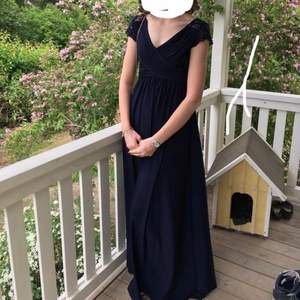 Superfin mörkblå balklänning från Bubbleroom💞 Köpt för två år sen, men bara använd en gång. I nyskick!!! Kan absolut fixa fler bilder om nån vill ha :)