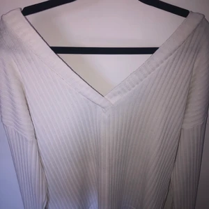 V - ringad tröja från chiquelle  - Fin ribbad tröja från chiquelle med v - ringning i en oversized modell vilket gör så att den sitter löst