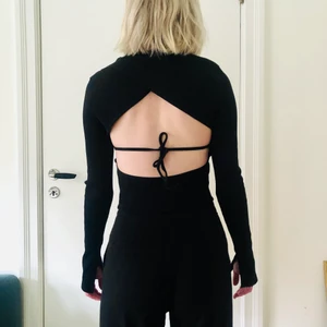 Topp med öppen rygg strl S  - Jättecool topp från märket nu-in! Öppen rygg och slits längst ner på ärmarna. Skön och lite tjockare i materialet. Strl S.