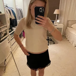 Stickad tshirt  - Säljer denna superskönt stickade tshirt ifrån zara!! I storlek m men passar mig med xs