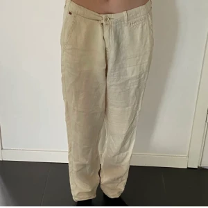 Napapijri linnebyxor  - Snygga straight leg vita linnebyxor från märker Napapijri. Justerbart spänne bak som är både snyggt och praktiskt. 