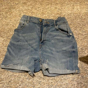 shorts - jeansshorts från lindex i stolek 40 men små i stoleken
