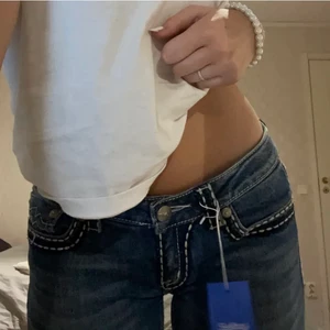 Lågmidjade jeans - Oanvända jeans från miss me. Storlek 28, passar mig bra som är 169. Innebenlängden: ca 83. Midjemått ca 39 (rakt över) Benen har en slits på sidan.