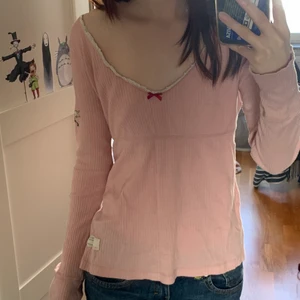 Rosa odd molly topp - Jättegullig babyrosa topp från odd molly! Trendig och i bra skick. Sitter lösare på mig som brukar ha S, men det är också fint, så passformen beror väl på hur man vill att den sitter.