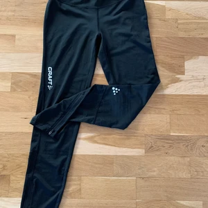 Craft tränings tights storlek S  - Ett par tränings tights från Craft i bra skick, köpt för 500kr. Använd bara 2-3 gånger. Storlek S, frakt ingår ej ( vet dock ej vad frakten kostar). Hör järna av er vid frågor och annat. 