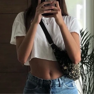 Vit crop top - Säljer denna fina crop toppen som är köpt på pull & bear får nått år sen men den har inte kommit till användning så väljer att sälja den. Har aldrig andvänt den så den är som ny!💓… bilden är lånad 