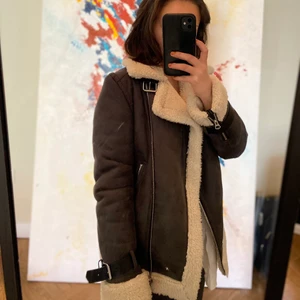 Sherlingjacka  - Jättefin gråbrun sherlingjacka från Bershka i strl XS. Använd bara 2-3 gånger då jag har massvis med jackor. 