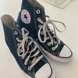 Svarta Converse 38 - Svarta Converse strl 38 använda fåtal gånger! 