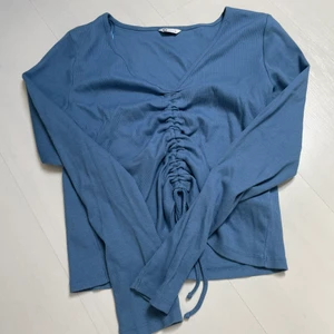 Blå tröja - Kan knyta och bestämma storleken på framsidan av tröjan 