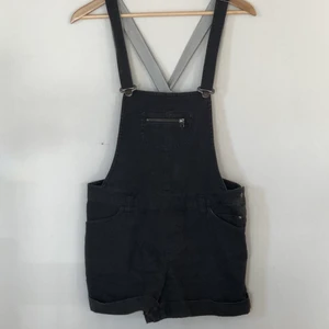 Hängselshorts - Svarta hängselshorts i storlek 38.