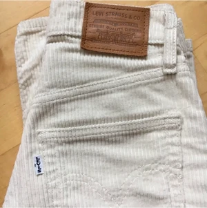 Levis manchester byxor - Säljer mina jättefina Manchester byxor från Levis. De är cremevita och i modellen ribcage straight ankle. Säljer sås det inte kommer till användning. Bra skick. Nypris ca 1200kr. Köparen står för frakt. Skriv vid intresse eller fler frågor💖