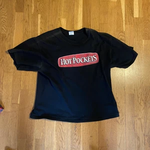 Hotpockets t-shirt - Snygg ”boxy” t-shirt i storlek large men är uppsydd så den blev kortare så passar även medium