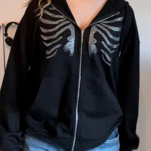 Skelett rhinestone svart zip up hoodie L - Supersnygg knappt använd trendig svart rhinestone hoodie i storlek L. Säljer eftersom den inte längre kommer till användning.