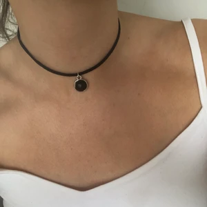 Halsband 90’s - Egengjort halsband i nittiotalsstil. Ställbar storlek 