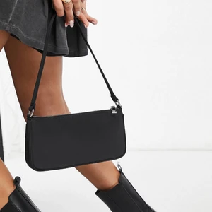 Väska i nylon - Söt väska i nylon från asos. Säljer då den inte kommer till användning💕