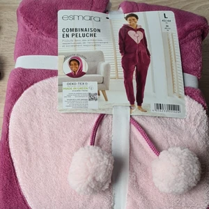 One piece - Superfluffig och kawaii one piece. Använd endast 2 gånger!! 🌸💜 Då den just nu är i mitt andra hem i Frankrike kan jag tyvärr inte skicka den förrän i augusti, men i övrigt kan priset absolut diskuteras ❤️