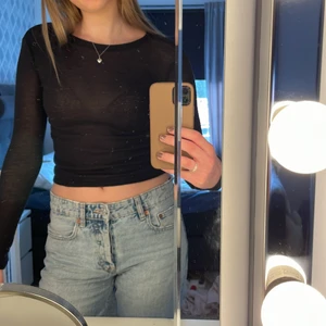 Tunn stickad tröja - Kroppad svart top, öppen i ryggen. Skriv för mer info💕 köparen står för frakt 