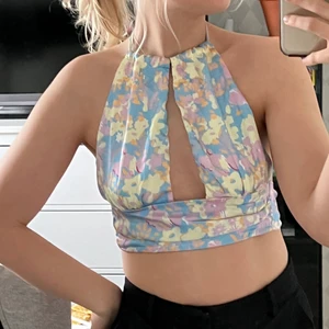 SHEIN - topp strl S - Köpt från en annan tjej på Plick, men får ingen användning för den!☺️ man kan knyta den på flera olika sätt, på bilden är ett sätt!