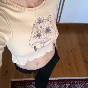 urban outfitters cropped shirt i strl s - köpt på urban för några år sedan. passar jättebra på mig som är xs-m!! den är croppad och har långa ärmar. använd ett fåtal gånger, dock inga defekter! säljer för att den inte är min stil längre.