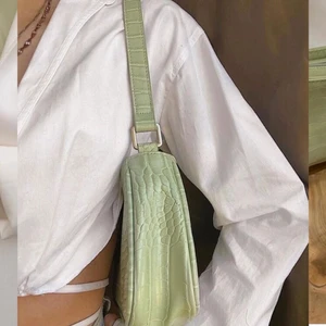 superfin sage grön handväska - min favorit väska men säljer då jag har två stycken, köp direkt för 200kr, perfekt för våren och sommaren🌷💚💚