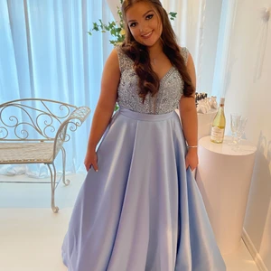 Bal/Bröllopsklänning, Strl: 40 (M-L)  - Jag säljer nu denna prinsessklänning som endast är använd 1 gång. Den är i helt nytt skick 🙌🏽  Köpte den från butik för 4000kr, säljer den nu för 2000kr  👍🏽😁