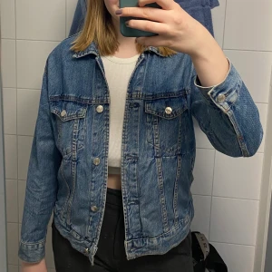 Jeansjacka från Gina Tricot - Jeansjacka från Gina Tricot, använd men i fint skick. Strl M. Säljer då jag vuxit ur den. 