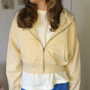 Zip up hoodie  - En beige zip upp hoodie som bara är använd en gång, 80kr + frakt budgivning från 50kr från hm storlek xs 💕💕💕