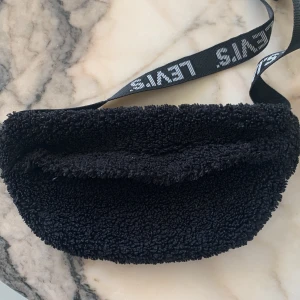 Levis väska - Jättebra utrymme och så bekväm! 