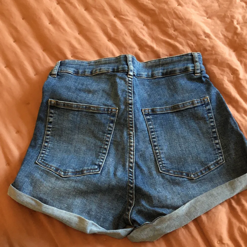Säljer ett par mörkblå jeans shorts. De är högmidjade och ganska korta. Jag köpte dem från HM för två år sedan. De är väldigt stretchiga. Mycket bekväma och svala, passar bra till sommaren :) pris kan såklart diskuteras. Shorts.