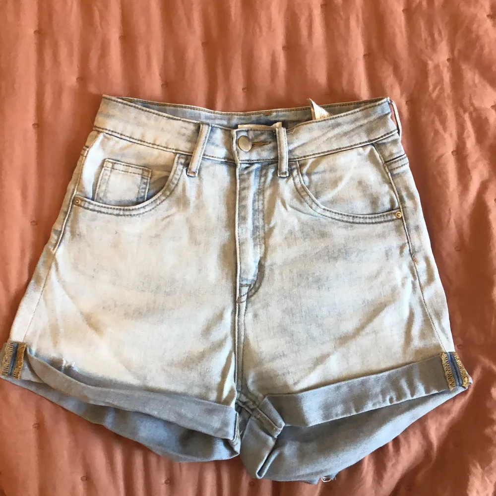 Säljer ett par högmidajade ljusblåa jeans shorts! Färgen syns tyvärr inte så bra på bilden. De är stretchiga, passar därför 34-36. De är väldigt bekväma och svala under sommaren. Pris kan såklart diskuteras.. Shorts.