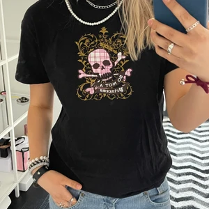 Y2K t-shirt med dödskalle - Y2K t-shirt med dödskalletryck. Passar XS-M.