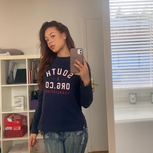 Marinblå Sweatshirt med tryck  - Säljer denna sweatshirt från Gina Tricot I strl S!