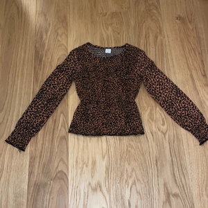 Leopard blus 💕 - Det här är en leopard blus! 🐆 Den har verkligen jättebra material 🙌 Den är både stretchig och snygg 🤩 
