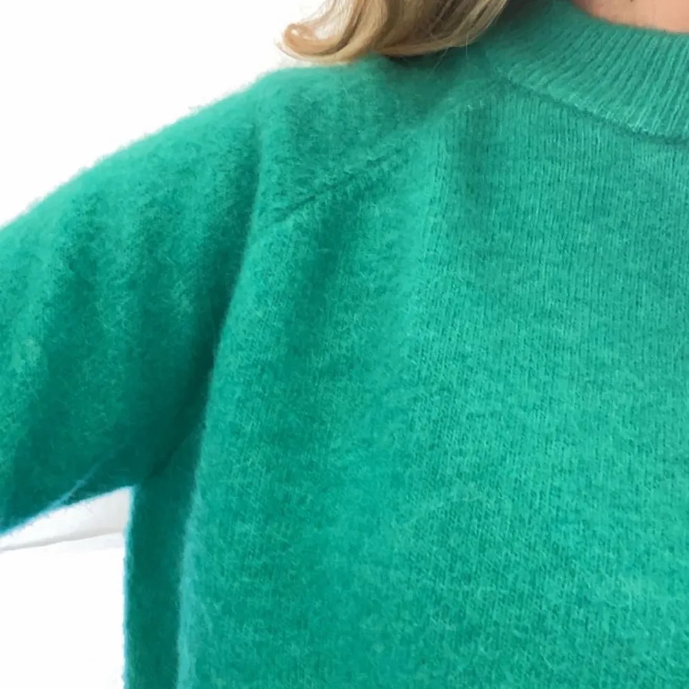 Stickad tröja från Zara i bra skick, färgen är mer grön som på andra bilden. . Stickat.