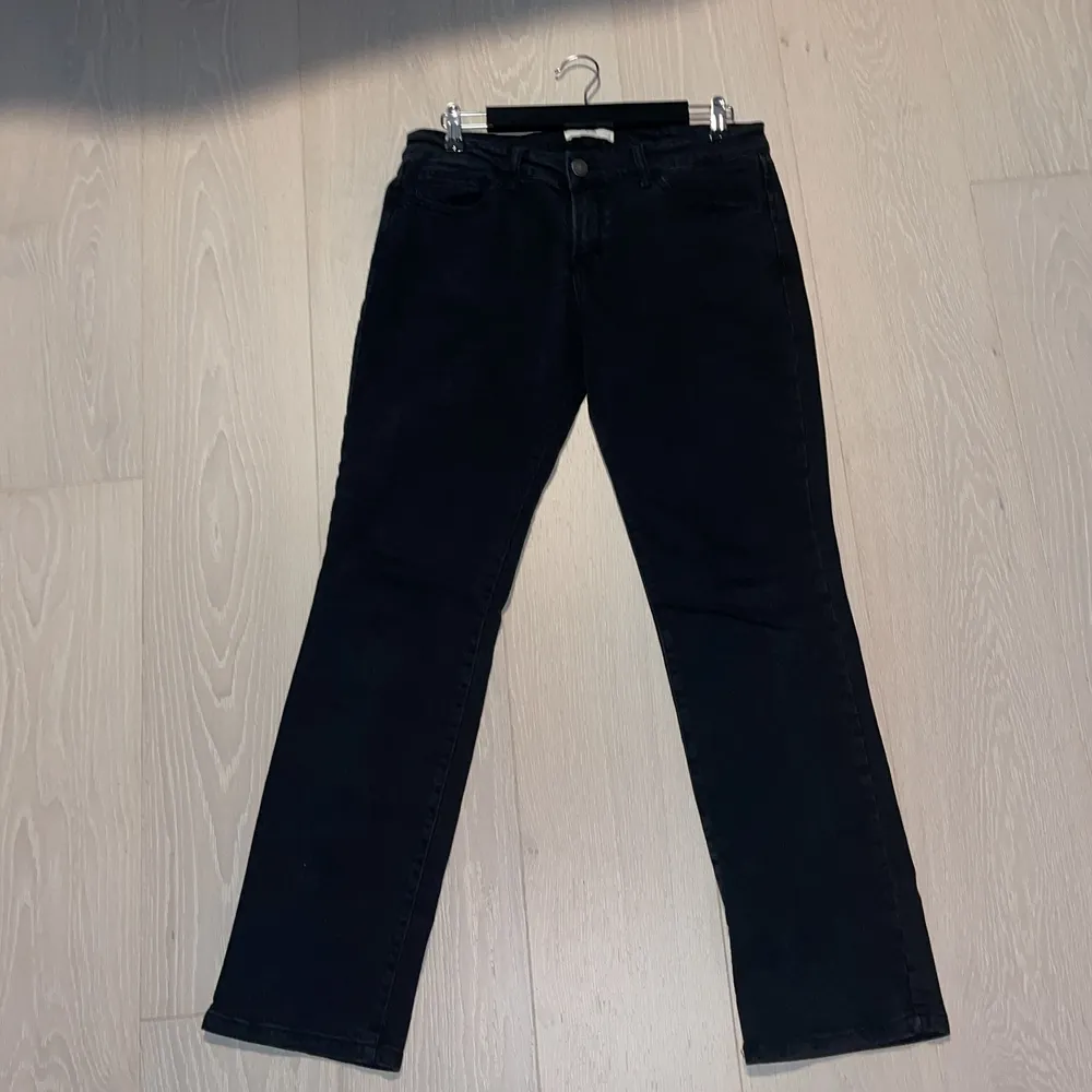 Säljer dessa snygga jeans från STR 💕 Måste dock sälja de för de är väldigt korta på mig som är 173 cm. Är storlek 42 men skulle säga att den sitter mer som en strl 38.  Skriv privat för flera bilder. 🌟🌟🌟🌟🌟🌟🌟🌟. Jeans & Byxor.