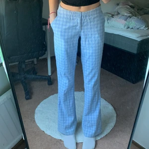 Brandy Melville Tilden MW pants strl S-M - Säljer Brandy Melville Tilden pants som är köpta 2020 och använda några fåtal gånger. Väljer att sälja för andra vill säkert ha dom mer än vad jag vill. De är i bra kondition, har en liten fläck på baksidan som jag bara märkte nu. De är mid waist och insydda i midjan därför är de storlek S-M då det är enkelt att spätta upp. Jag är 167 cm och dom passar perfekt i längden. De har också stora fickor. Skriv för fler bilder. Ord pris: 350kr. Ni står för frakten. Betala med swish. Totalt: 150kr + 62kr