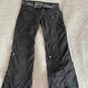 Älskar de här men har redan ett par, de är lågmidjade och bootcut, gör endast intressekoll först för att se hur mycket folk tänker buda, originalpris - 600kr ❗️byxorna är  slitna där nere, skriv privat för bild 