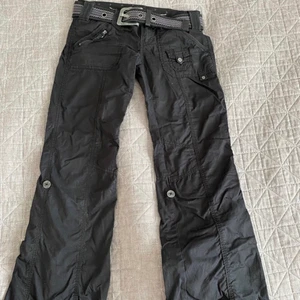 Play edc by Esprit byxor/cargo - Älskar de här men har redan ett par, de är lågmidjade och bootcut, gör endast intressekoll först för att se hur mycket folk tänker buda, originalpris - 600kr ❗️byxorna är  slitna där nere, skriv privat för bild 
