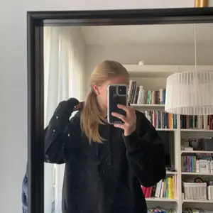 Säljer denna jättefina hoodie som är ifrån H&M ! Den är i storlek L men den sitter som någon som har storlek S men även M och L! Kom privat för fler bilder❤️