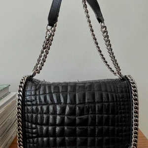 ZARA VÄSKA - Säljer en fin axelremsväska i läder. Köpt på Zara. Fint skick. Lite slitage på axelremmen. Mått:  Bredd: 30 cm Höjd:20 cm