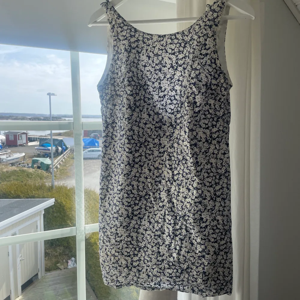 Säljer min blommiga klänning från Zara storlek S! Man kan få fler bilder om det önskas!! Jag är 168cm lång. Frakten ingår inte i priset!!!. Mekot.