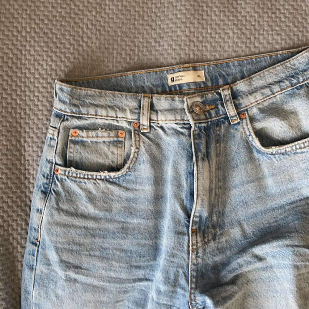 Storlek 38/M, högmidjade riped jeans. Använda 4-5 gånger bra skick, säljer pga att de ej passar längre. Materialet är tunt och därför perfekt till sommaren. . Jeans & Byxor.