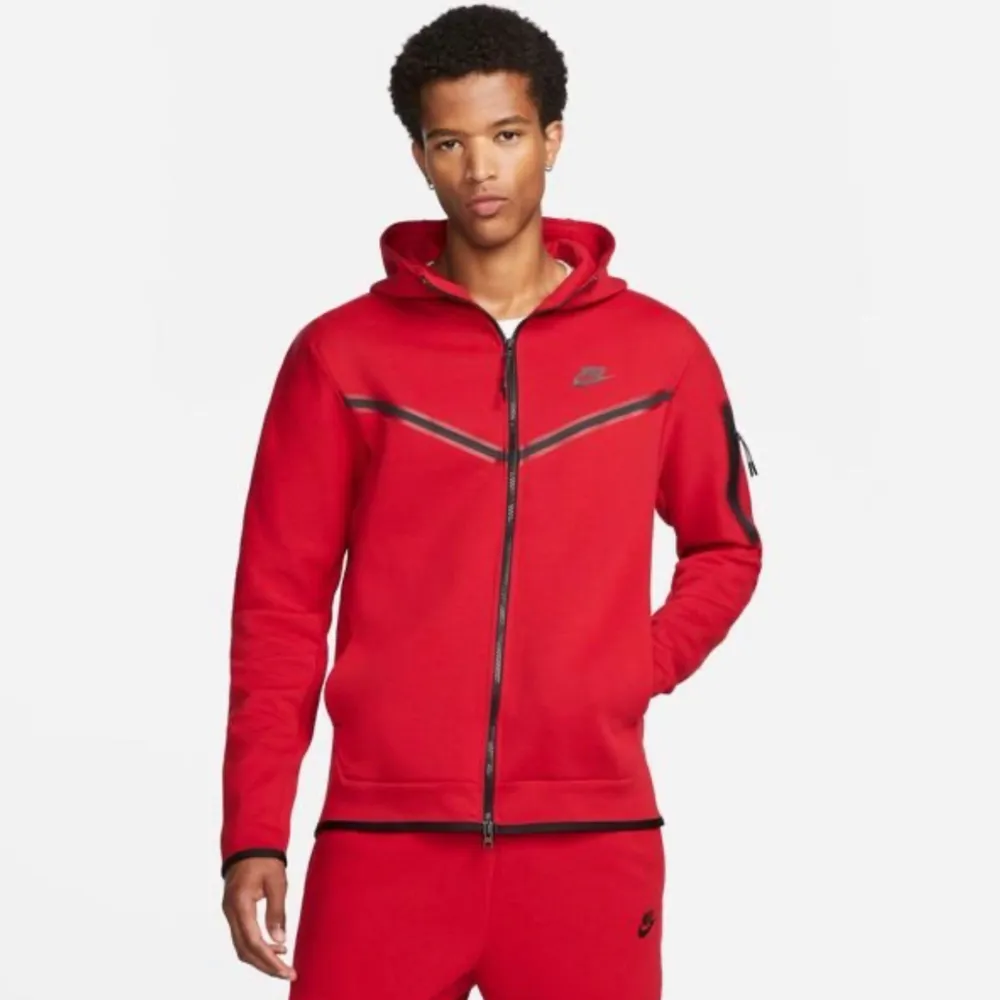 Säljer min röda Nike tech då jag aldrig använder den och den är för stor för mig, den är i storlek M i herr storlek . Tröjor & Koftor.