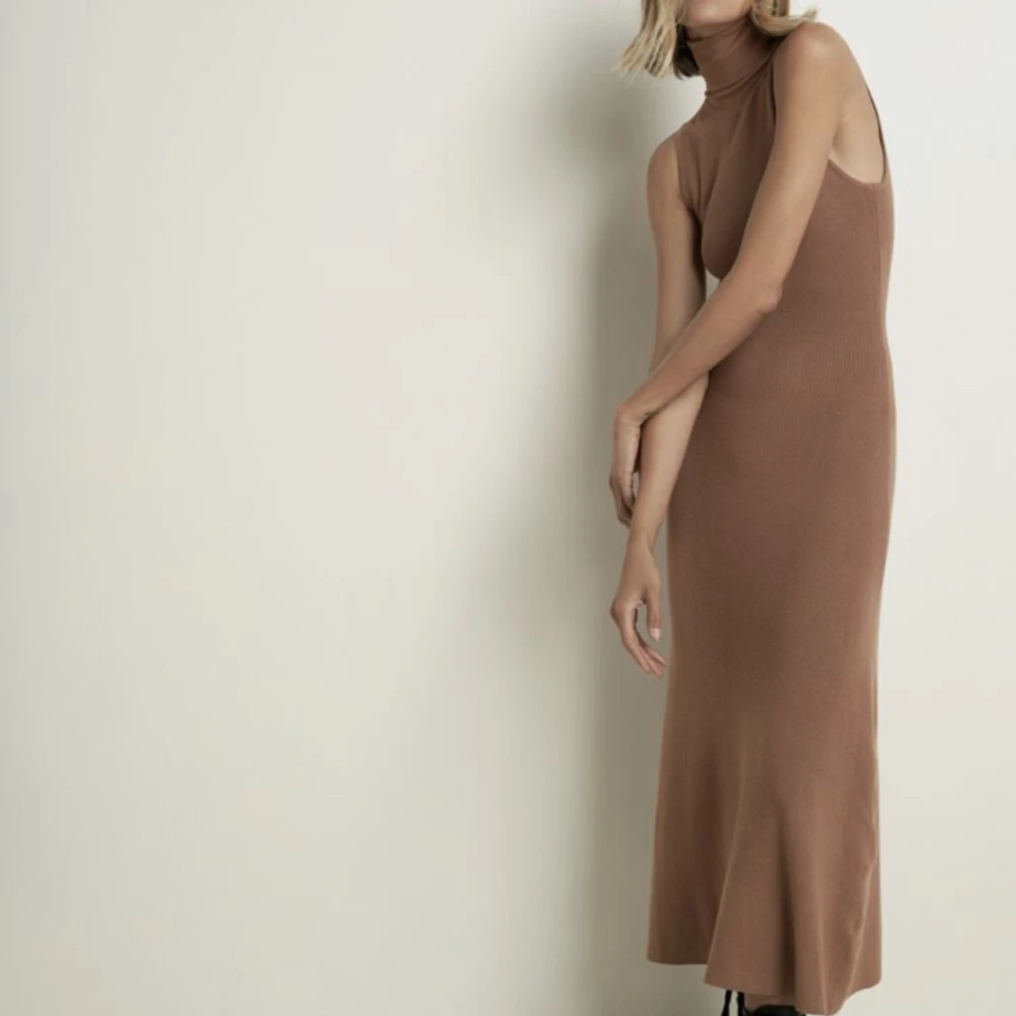 Medellång stickad klänning  - 90