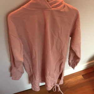 Tjocktröja - Hej! Nu säljer jag min lite längre tjocktröja från lager 157😻 Har används några få gånger. Säljs för ingen användning och plats i garderoben🫶🏼 Den har ett snöre som man kan dra åt vid underdelen👍