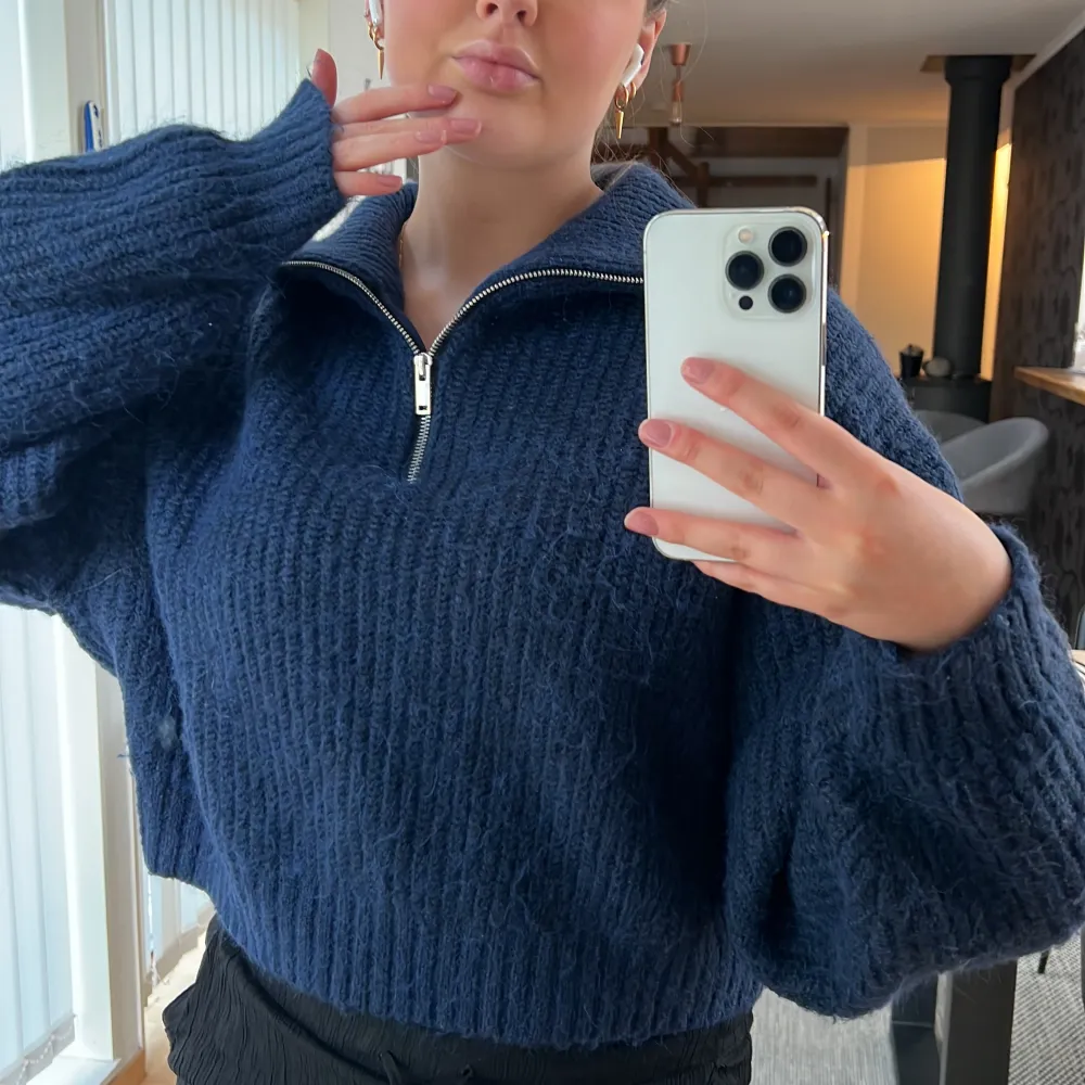 Stickad blå zip tröja från Gina tricot i storlek xl men skulle säga att den sitter som en s/m💗. Tröjor & Koftor.